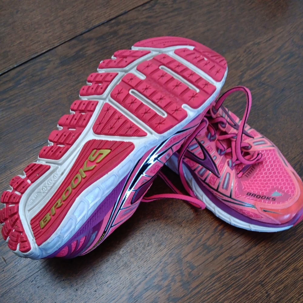 Brooks Transcends womans running shoes , bright pink some 8 1/2.